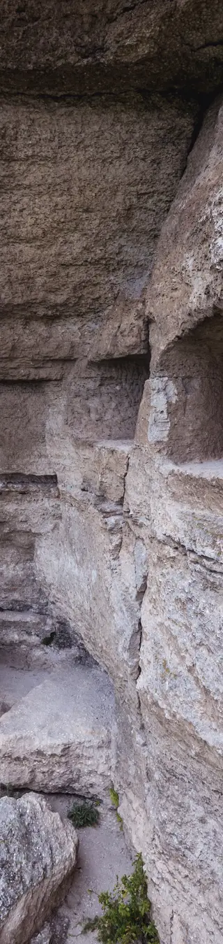 Wandere zu herrlichen Felsenklöstern